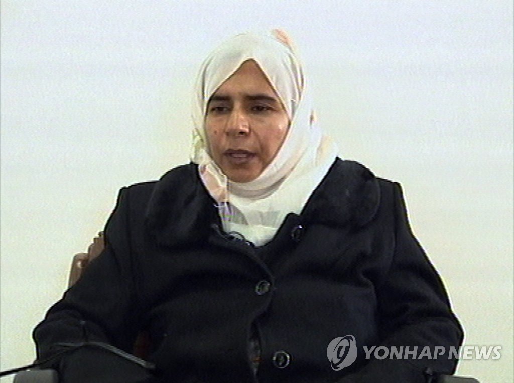 (AP/요르단TV=연합뉴스) 2005년 11월 요르단 암만의 호텔 폭탄테러로 수십명이 숨진 사건에 연루된 알리샤위가 당시 체포된 후 요르단TV를 통해 사건경위에 대해 밝히고 있는 모습. 