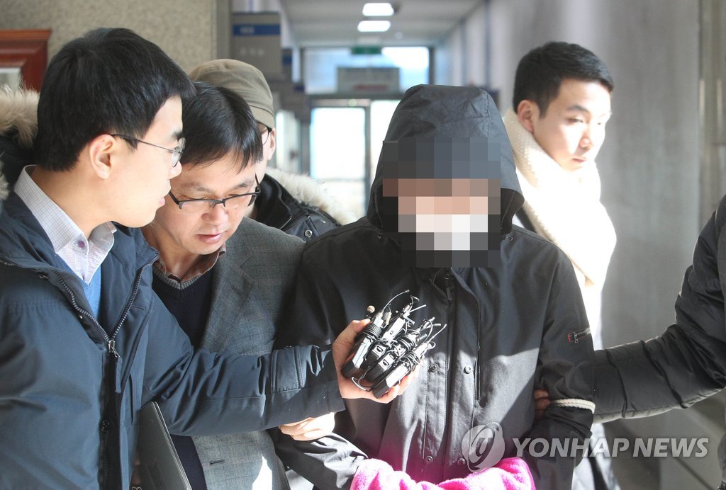 (청주=연합뉴스) 김형우 기자 = '크림빵 뺑소니' 사건 피의자 허모(37)씨가 지난달 31일 영장실질심사를 받기 위해 청주흥덕경찰서를 나서고 있다. 
