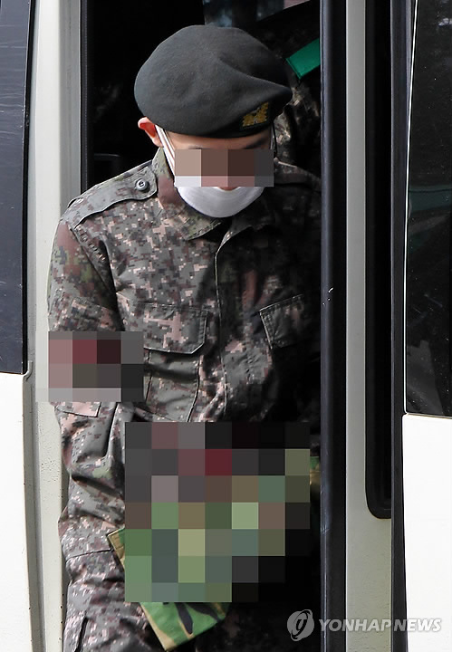 호송버스에서 내리는 임 병장