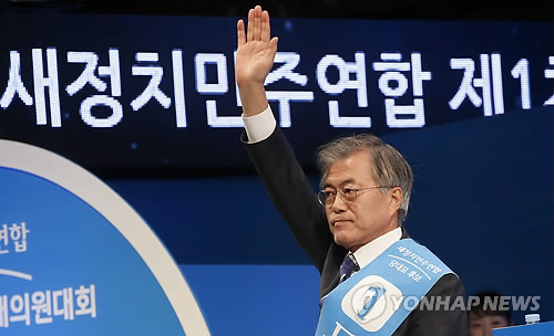 인사하는 새정치민주연합 문재인 대표