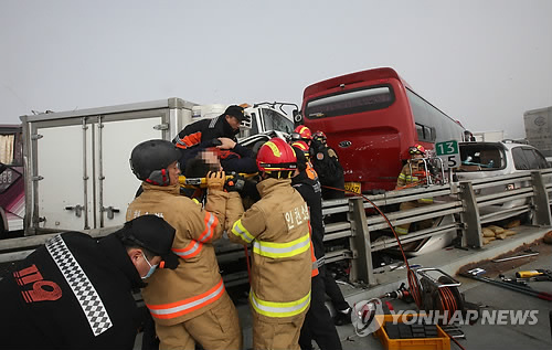 들것에 실려 나오는 부상자
