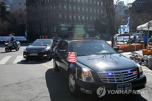 미 대사관저 들어가는 리퍼트 대사 태운 차량