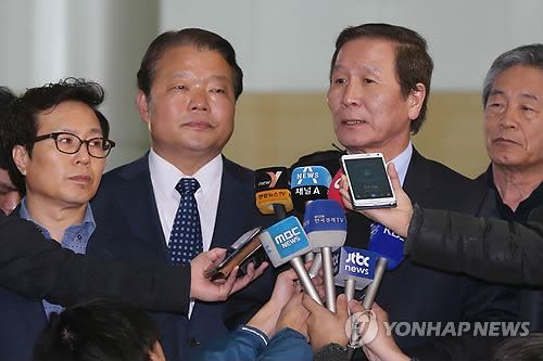 답변하는 정기섭 개성공단기협회장