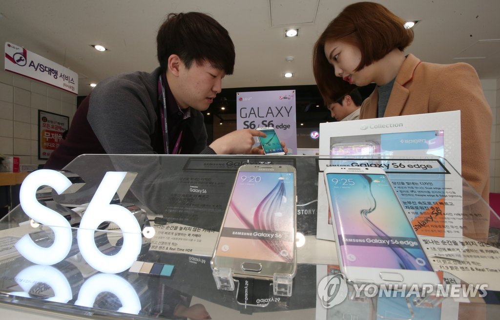 갤럭시 S6와 S6엣지 개통 상담(연합뉴스 자료사진)
