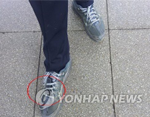 운동화 끈에 설치된 단추형 몰카(연합뉴스 자료사진)
