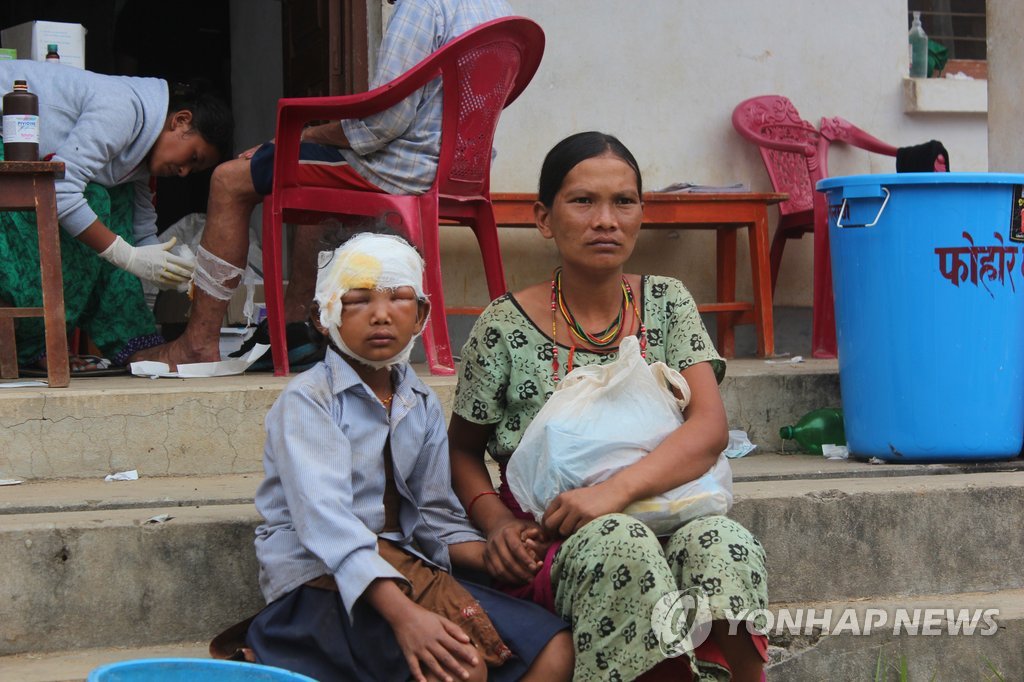 네팔 지진에 부상당한 소녀