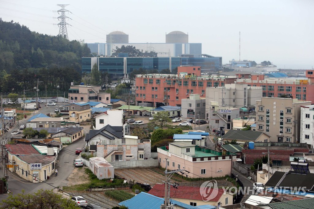 고리원전 담장 넘어 길천마을