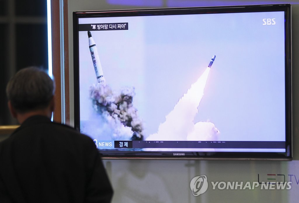 북한은 전략잠수함 탄도미사일(SLBM) 수중시험발사 성공 등 자신들의 핵 무장력이 '평화와 안정을 수호하기 위한 정의로운 것'이라고 주장하고 남측이 시비를 걸어선 안된다고 위협했다. 사진은 지난 10일 오후 서울역에서 시민들이 북한의 미사일 위협 관련 뉴스를 보고 있는 모습. 