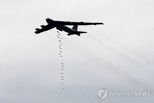 폭탄 투하하는 美전략폭격기 B-52