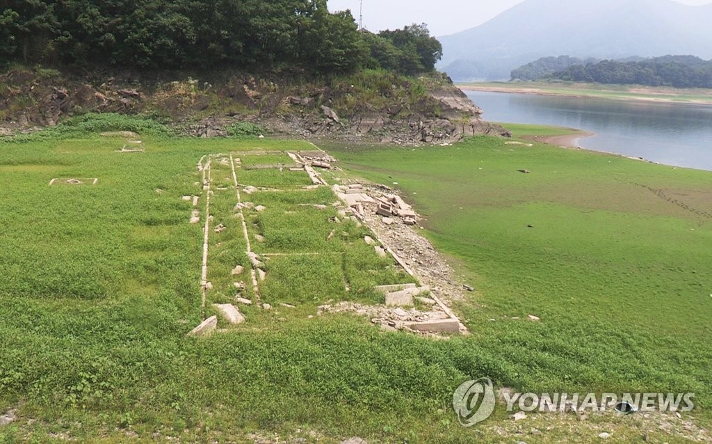 가뭄에 뼈대 드러낸 대청호 수몰학교