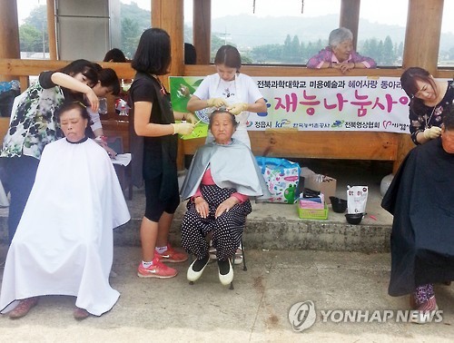 재능나눔 하는 모습. <<연합뉴스 자료사진>>