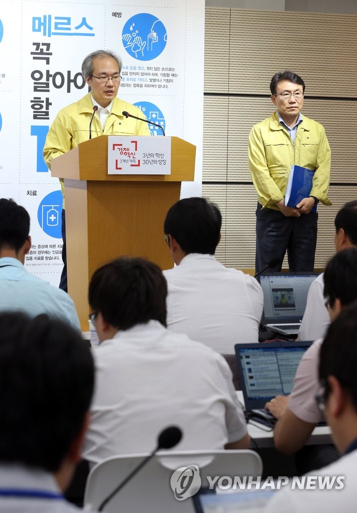 기자들 질문에 답하는 권준욱 기획총괄반장