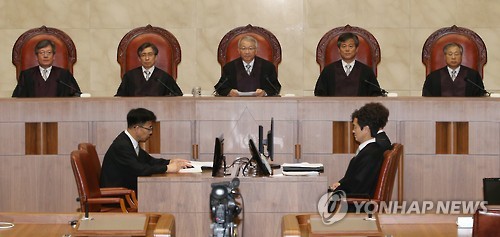 대법정 자리에 앉은 대법관들