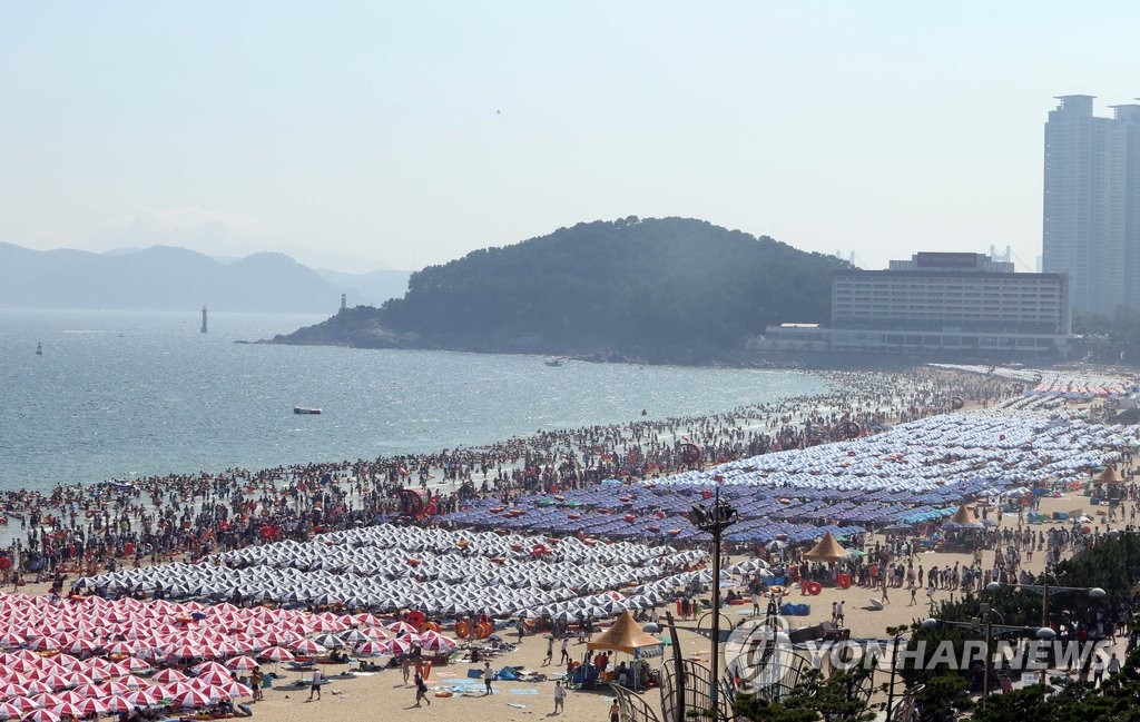 해운대 90만 인파…올 여름 피서 절정 <연합뉴스 자료사진>