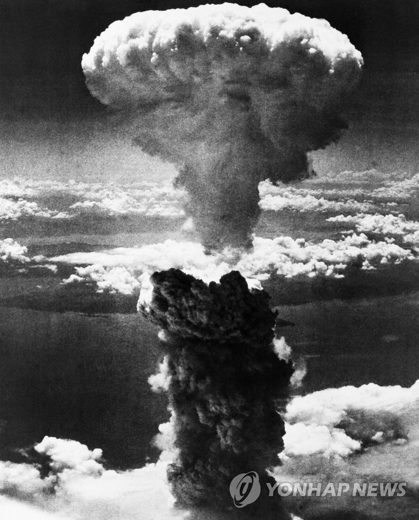 나가사키 원폭 '버섯' 구름
(나가사키 AP=연합뉴스) 미국은 1945년 8월 두 개의 원자폭탄을 일본 히로시마와 나가사키에 각각 투하했다. 이는 사상 최초이자 유일하게 핵무기가 전쟁에서 쓰인 사건이었으며, 일본은 그 해 8월 15일 무조건 항복을 선언했다. 사진은 히로시마 원폭 투하 사흘 뒤인 1945년 8월9일 나가사키에도 원자폭탄이 떨어진 뒤 버섯 구름이 피어오른 모습.
