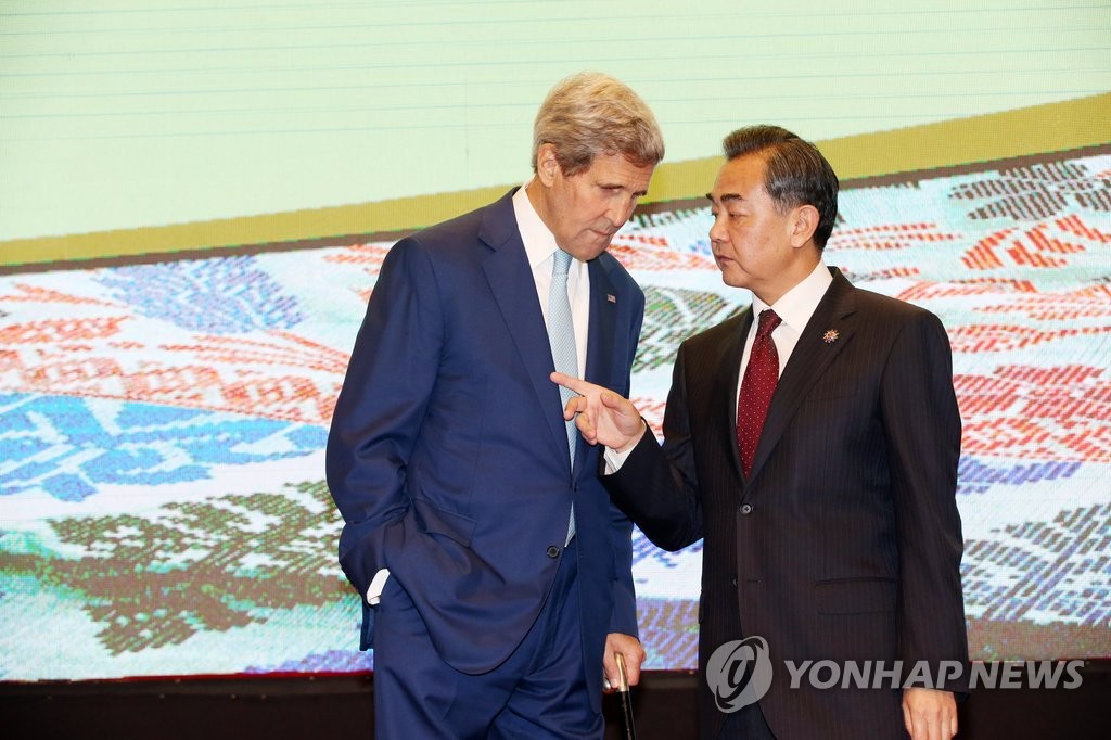 왕이(王毅) 중국 외교부장(오른쪽)과 존 케리 미국 국무장관
<<연합뉴스 자료사진>>
