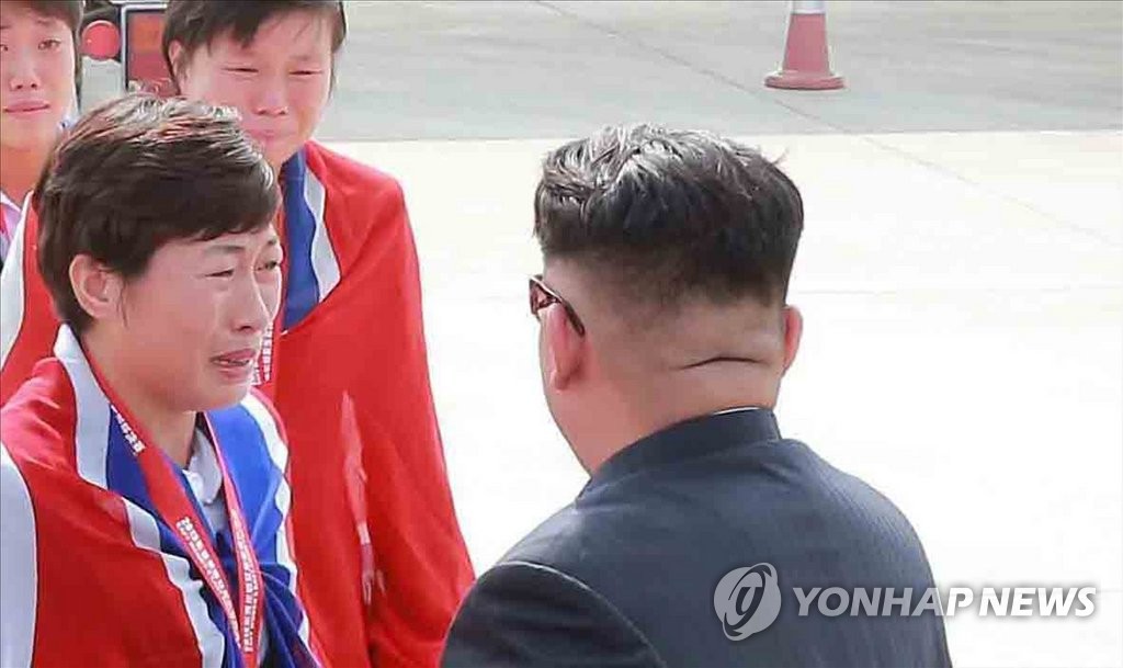 북한 김정은, 심하게 접힌 목덜미…"건강에 문제"