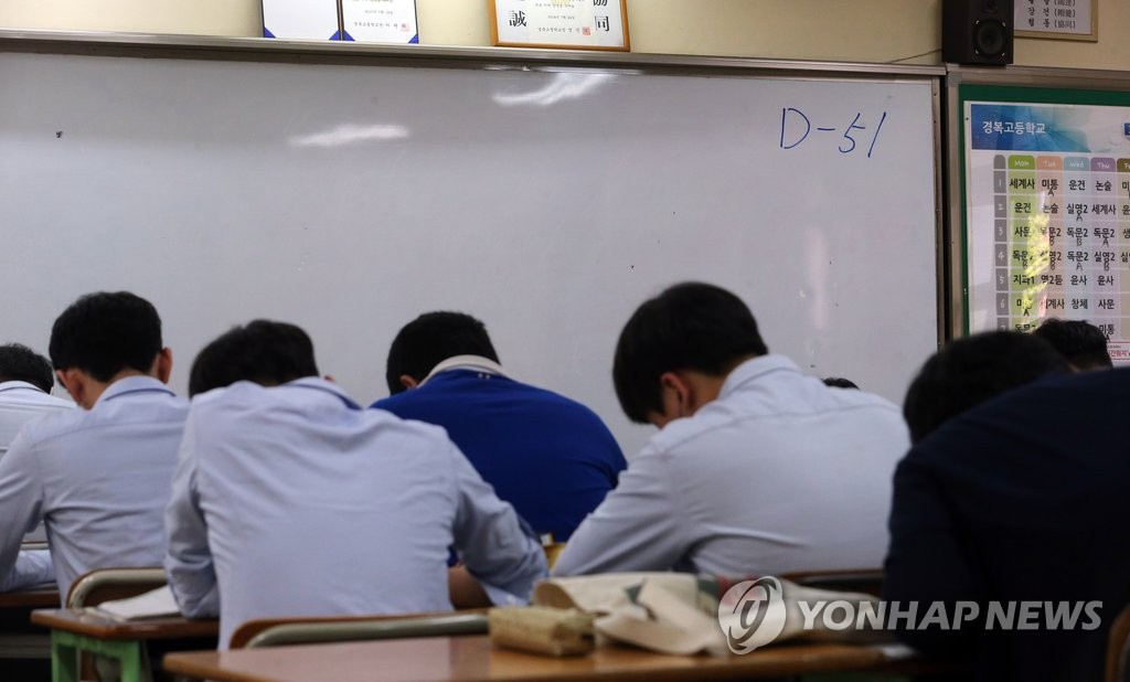 "고교생 26%, 교사가 수업시간에 정치성향 드러낸다" - 1