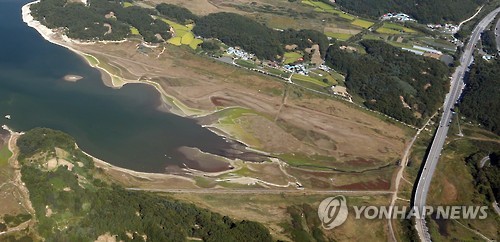 바닥 드러난 대청호(연합뉴스 자료사진)