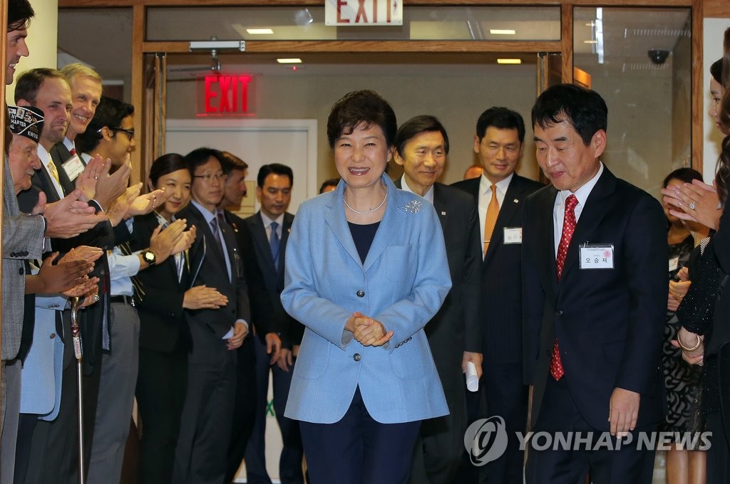 K-컬쳐 서포터즈 박수 받으며 입장하는 박 대통령