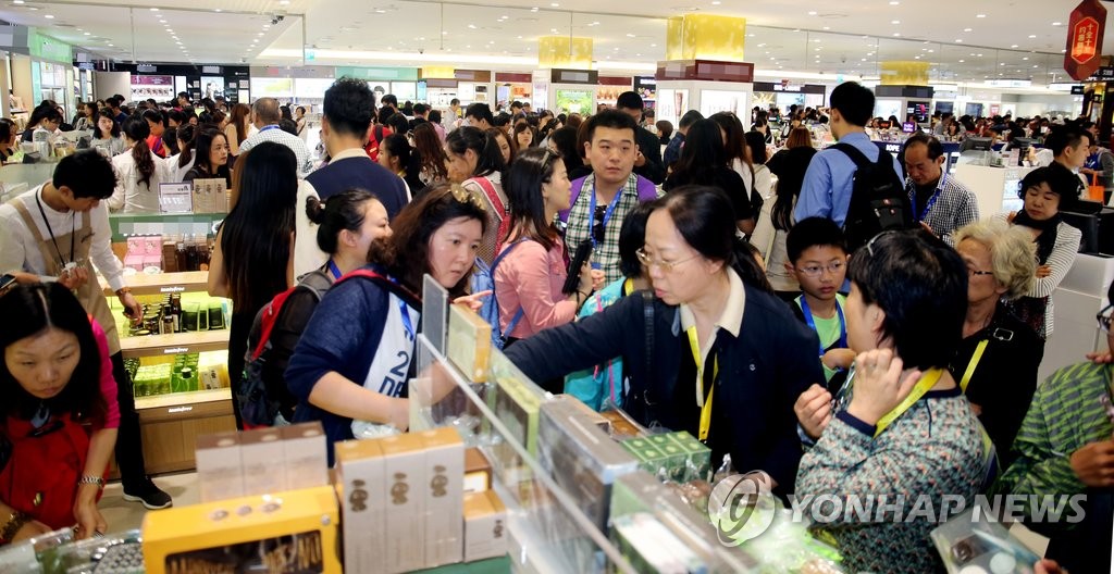 중국인 관광객으로 붐비는 제주 면세점