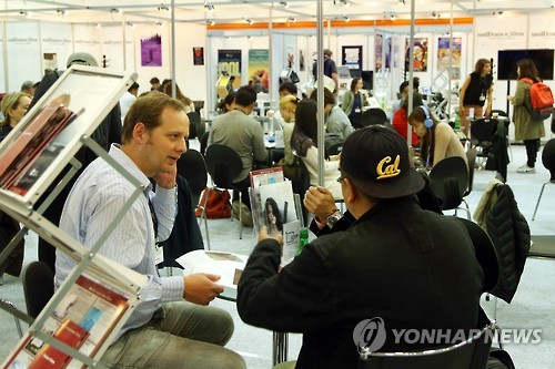 부산 해운대구 우동 벡스코 제4전시장에서 열린 제20회 부산국제영화제(BIFF) '아시아 필름 마켓 2015'를 찾은 영화산업 관계자들이 대화를 나누고 있다. <연합뉴스 자료사진>