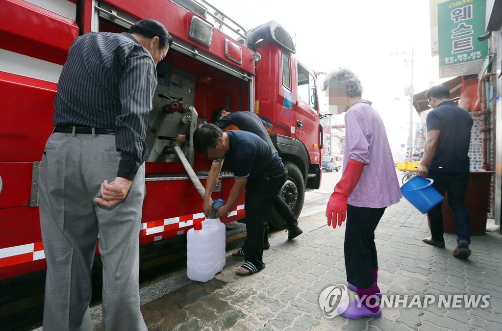 김포 고촌정수장 고장으로 급수받는 시민들