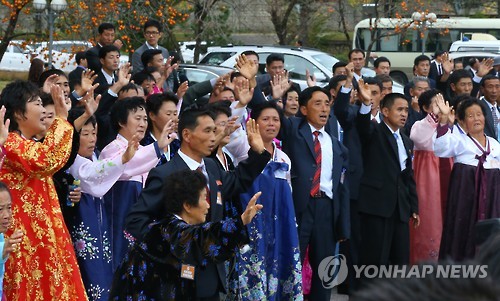 <이산상봉> 남측 가족 배웅하는 북측 가족