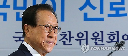 기자회견장 입장하는 김정배 국사편찬위원장