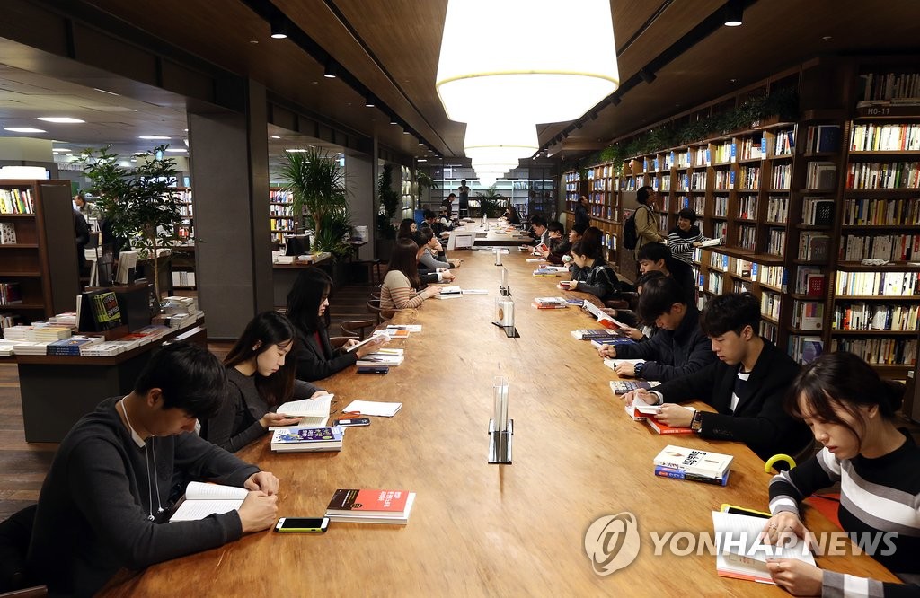 성인 연평균 독서율 작년 역대 최저…독서 양극화 심화 - 1