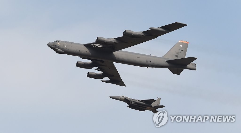 미국의 공중 전략 무기인 B-52 장거리 폭격기가 10일 오후 오산공군기지 상공을 비행하고 있다. << 국방부 제공 >>
