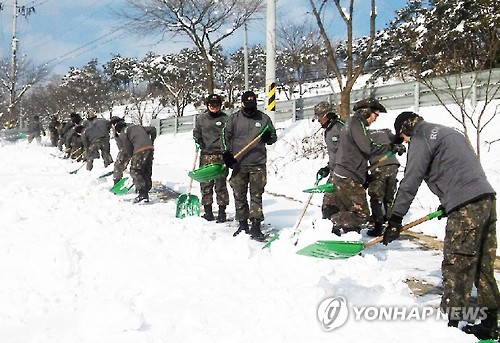 전북 임실서 제설작업하는 군 장병들(연합뉴스 자료사진)