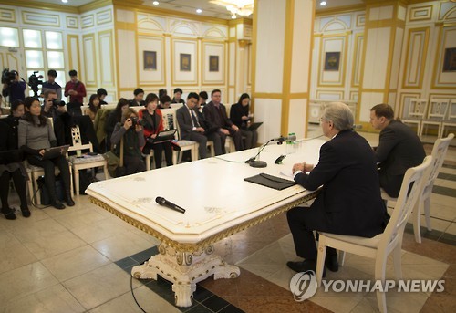 기자 간담회에서 발언하는 티모닌 대사