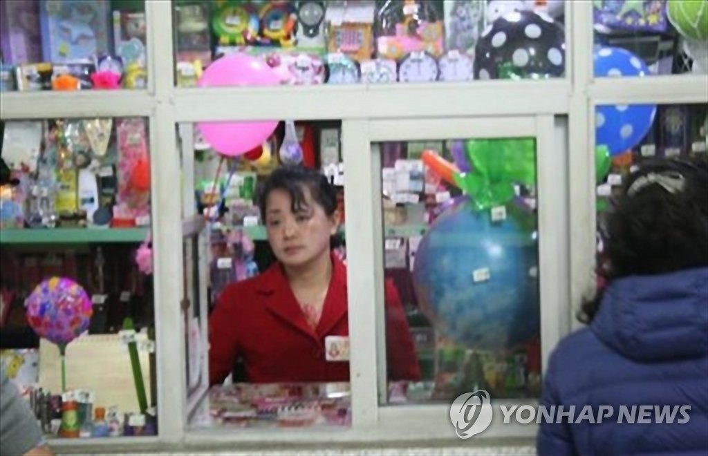 북한에서도 지하철 매대 등장
(서울=연합뉴스) 싱가포르의 대북교류 민간단체인 조선익스체인지(Chosun Exchange)는 2일 페이스북에 평양의 지하철 매대 모습을 담은 사진을 올렸다. 북한에서 지하철 역사 관리를 인민보안부가 담당하고 있다는 점을 고려하면 인민보안부가 민간과 지하철 매대를 함께 운영하며 일종의 '자릿세'를 받는 것으로 추정된다. 2016.2.2
nkphoto@yna.co.kr