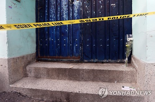 여중생 시신 발견된 주택 앞 국화 한 다발