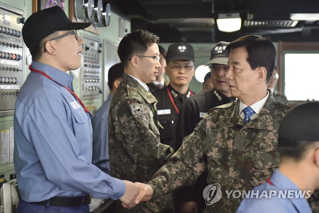 한민구 국방장관 이지스함 대비태세 점검
