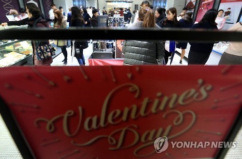 북적이는 밸런타인데이 초콜릿 행사장