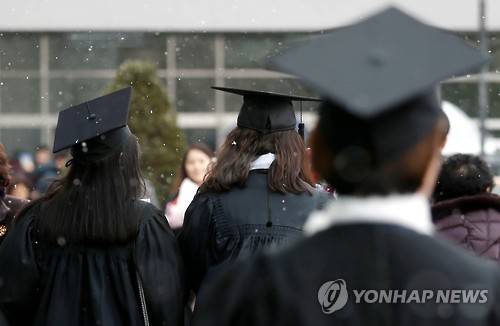 '졸업식 향하는 발걸음'
