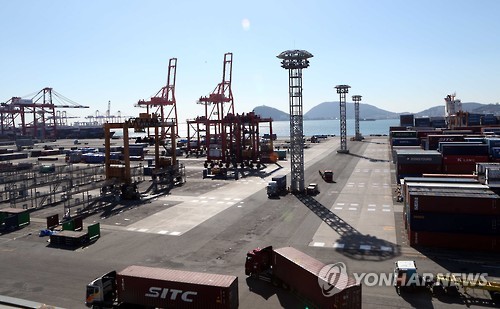 경기침체 한산한 부산항