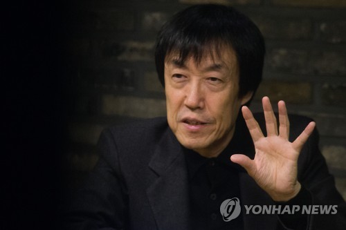 질문에 답하는 임헌정 지휘자