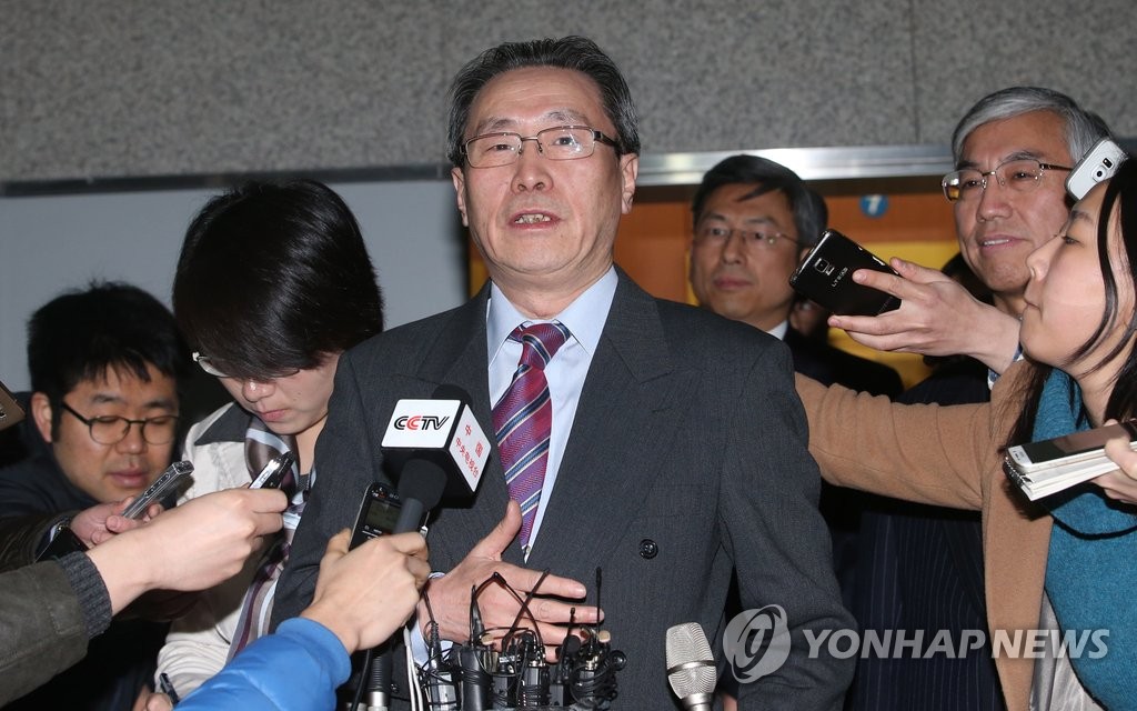 취재진 질문에 답하는 우다웨이