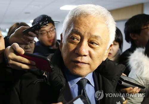 야권통합 제의 관련 질문받는 김한길