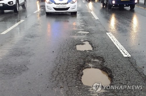 차량 8대 타이어 구멍 낸 포트홀