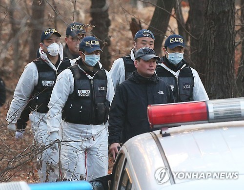 신원영군 시신 수습해 내려오는 경찰