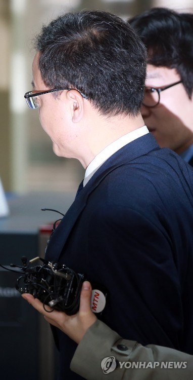 '광고업체 뒷돈' 백복인 영장실질심사