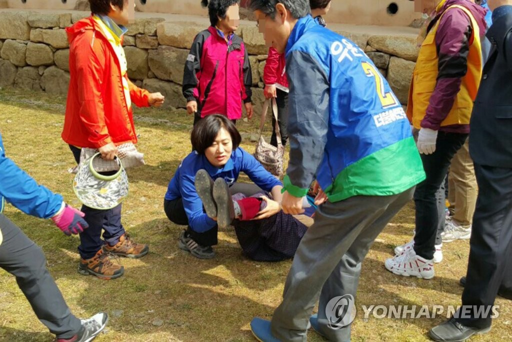 유세 현장서 쓰러진 70대女 응급조치하는 우윤근 후보 부인