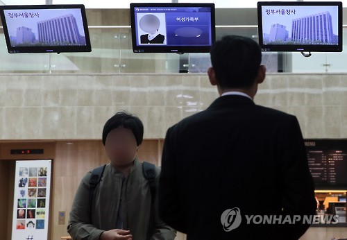 출입자 얼굴 확인하는 정부서울청사
