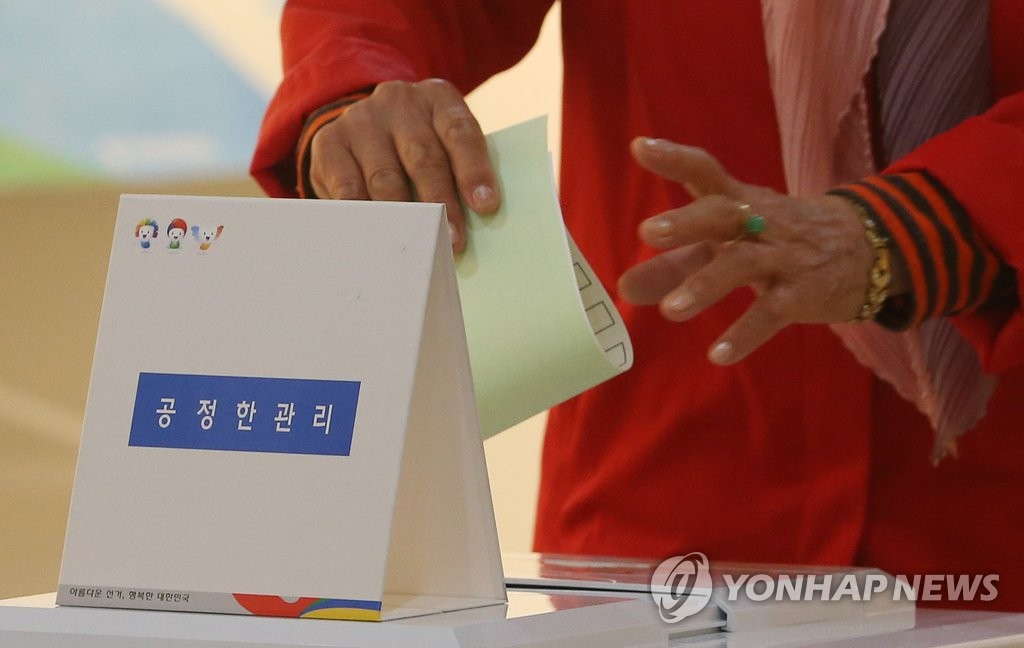 <선택 4.13> 투표 관리관이 확인도장 없이 용지 배부 - 1