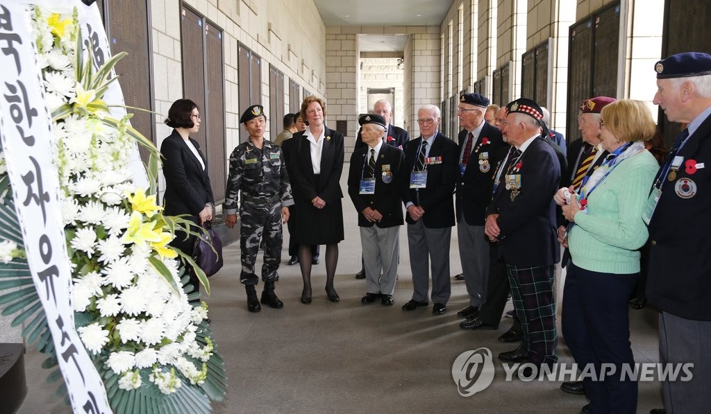 북한자유주간 대표단과 영국군 참전용사들