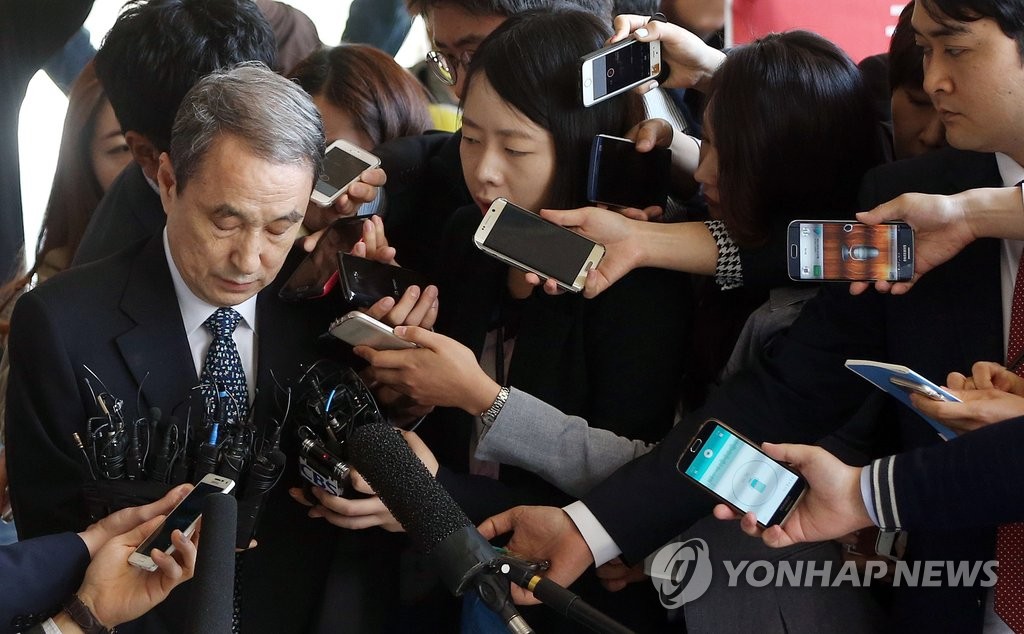 '가습기 과실책임' 신현우 소환
